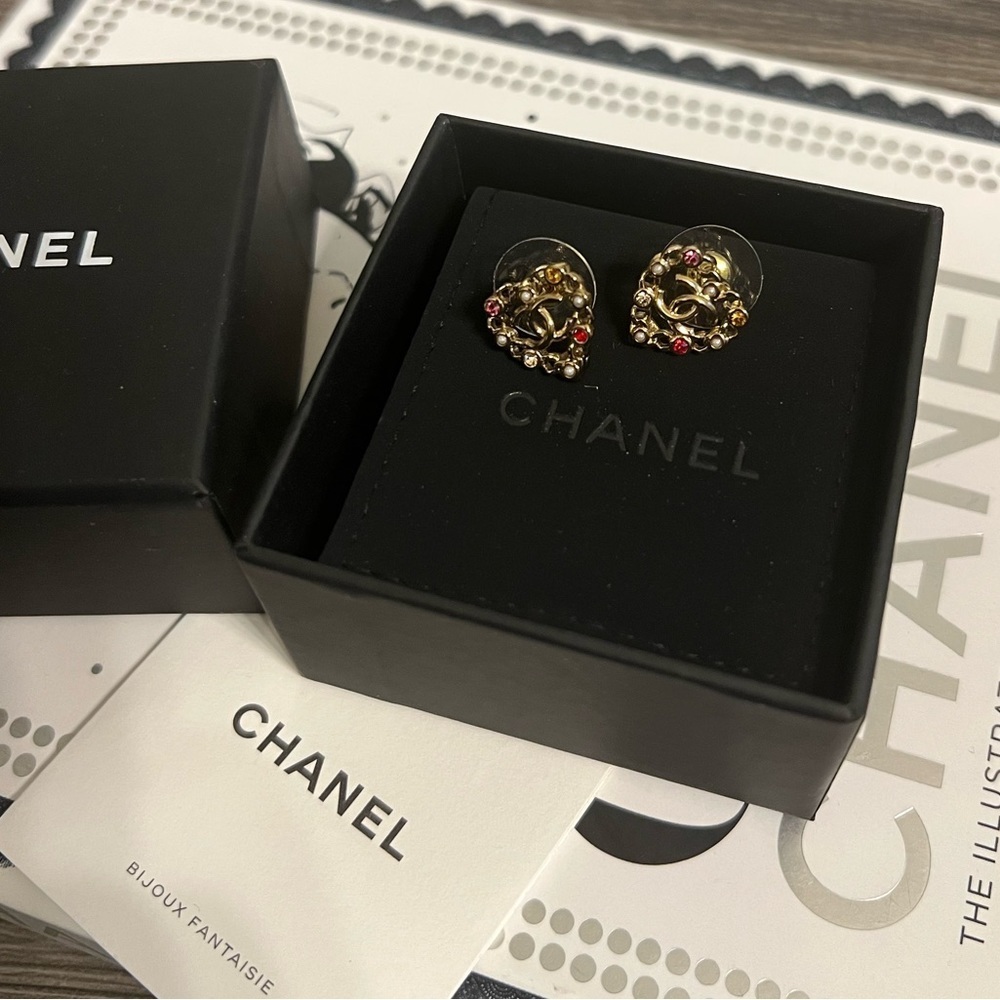 Chanel Gold Crystal and Faux Pearl CC Heart Earrings - Picture 2 of 7